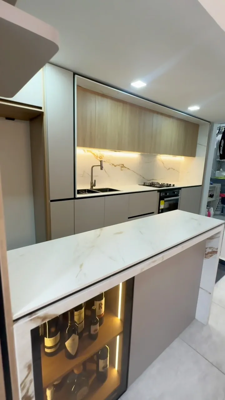 Cocina con isla y luz integrada