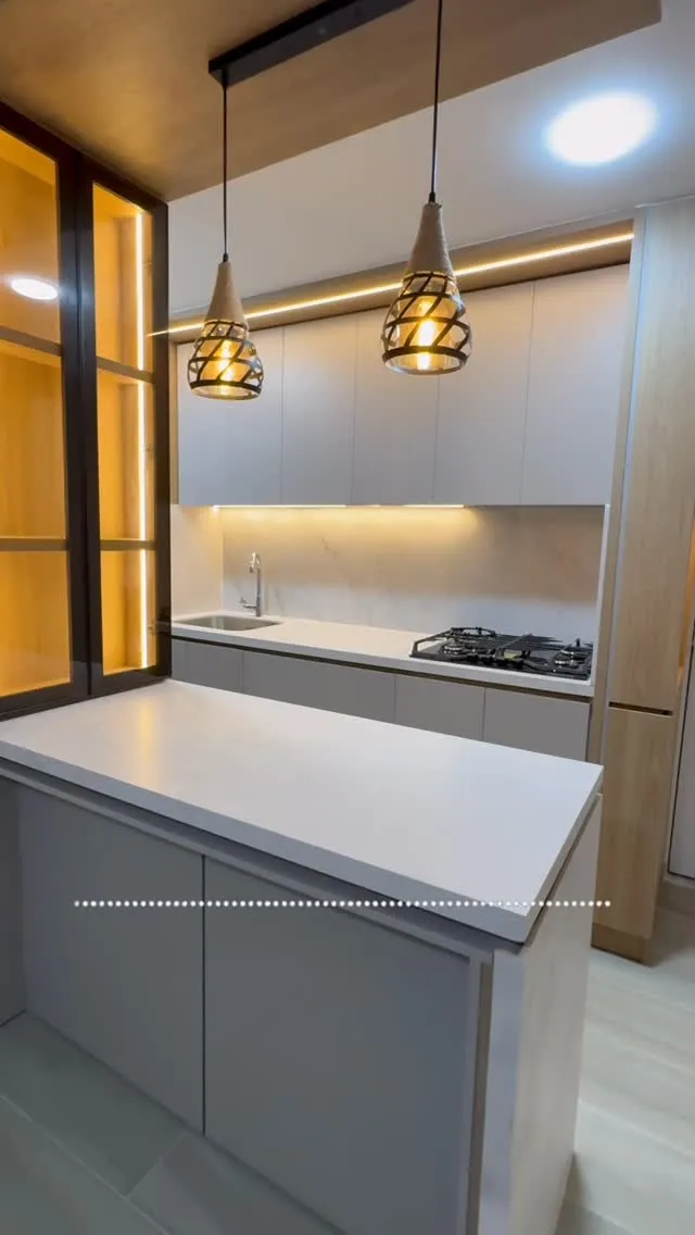 Cocina con vitrinas iluminadas