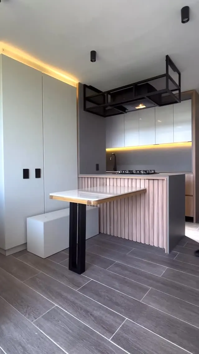 Cocina con barra en listones