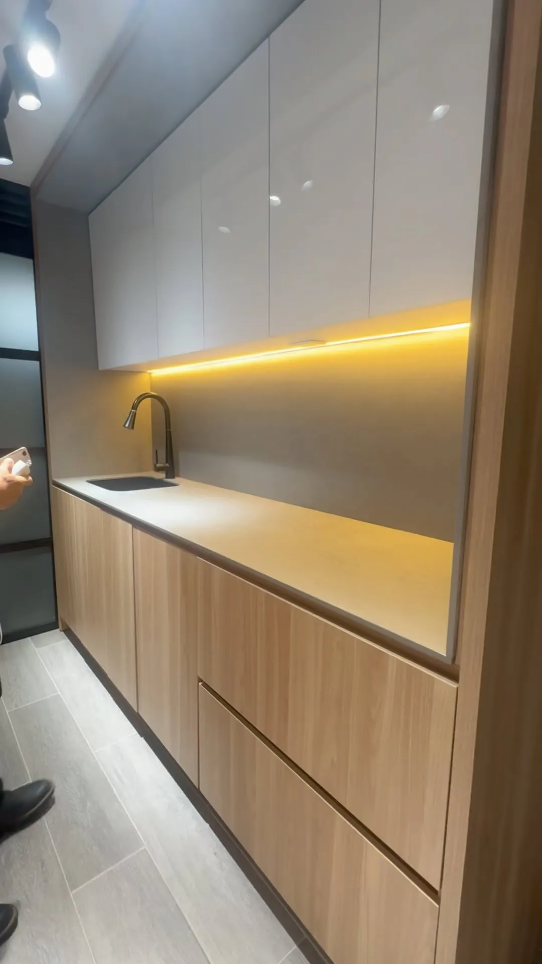 Luz bajo los muebles altos