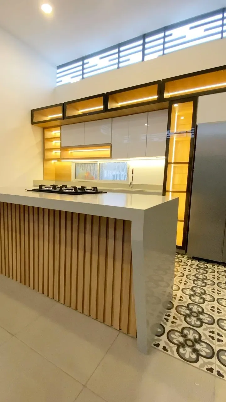 Cocina blanca con madera