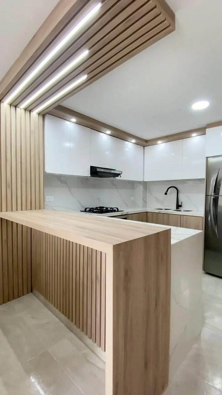 Cocina pequeña y luminosa
